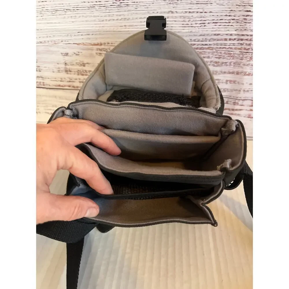 Samsonite small padded camera bag small electronics adjustable shoulder strap.